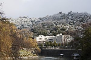 雪景色の城山