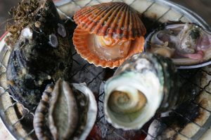 しまなみ海道ならではの豪快グルメ「海鮮バーベキュー」。