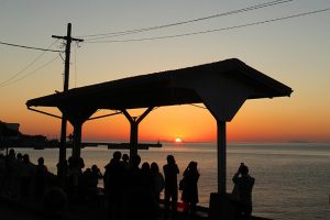 美しいJR下灘駅の夕日