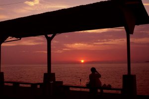 JR下灘駅からの夕日