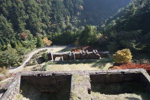 真上から見た索道停車場跡や貯鉱庫跡。