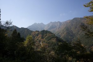 山道から清滝や別子ラインの山々や紅葉がきれいに見える。脇見運転注意！