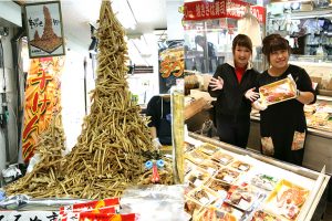 高知らしく豪快に芋ケンピのピラミッドができている