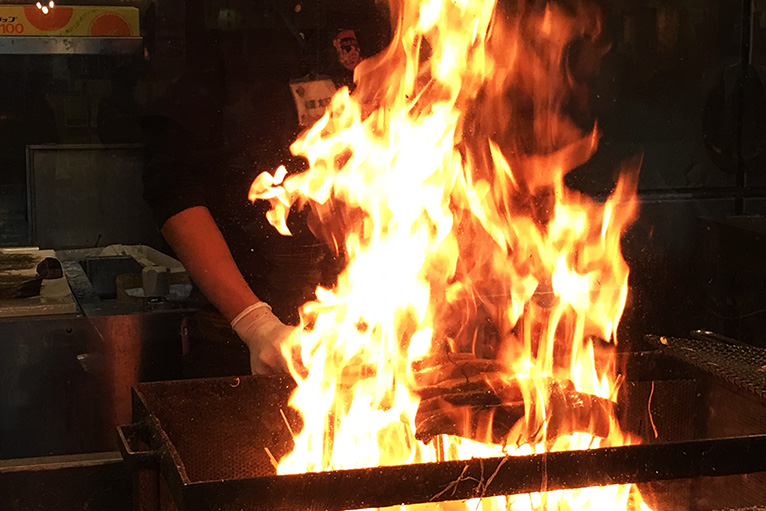 明神丸の藁焼きカツオのたたき