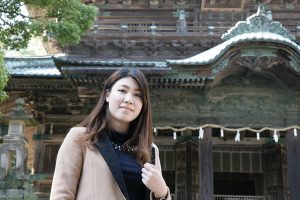 香港からの一人旅、若い女性に日本旅行が大人気とか。旭社前で記念写真。