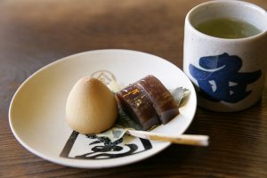 琴平の代表的なお菓子灸まん。店舗奥でいただける。