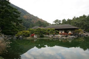 南湖に面して造られた数寄屋造りの「掬月亭」。