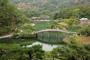 園内随一のビューポイント「飛来峰」から紫雲山を借景に南湖の美しい景色が見渡せる。