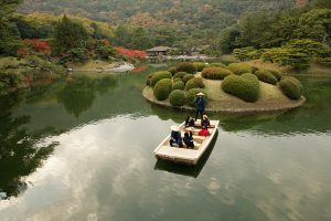 船頭の説明を聞きながら和船を浮かべ、お殿様気分で舟遊びができる。（有料）