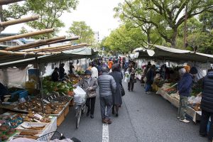 追手筋の約1.3kmに500店ほどのお店が並ぶ日曜市。