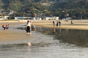 約1kmの海岸で思い思いのポーズでインスタ映えの写真をパチリ。