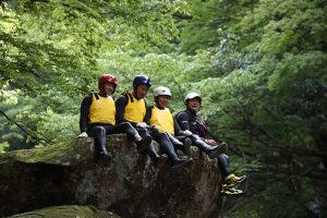 ゆっくり大きな岩の上で一休み、ああ気持ちがいい！