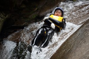 岩場を滑り落ちる