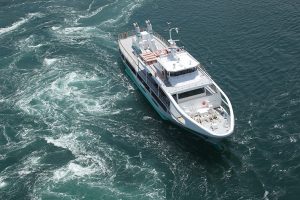渦潮や潮流の真上に突入する大型観潮船「わんだーなると」