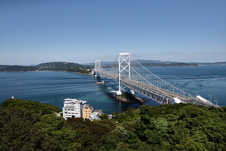 展望台から鳴門海峡、大鳴門橋の景色に見とれてしまう