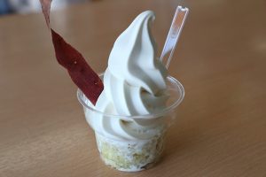 1階アイスクリームショップでの人気No1、金時芋ソフト350円