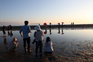 夕方には、海岸線には撮る人、撮られる人がいっぱい