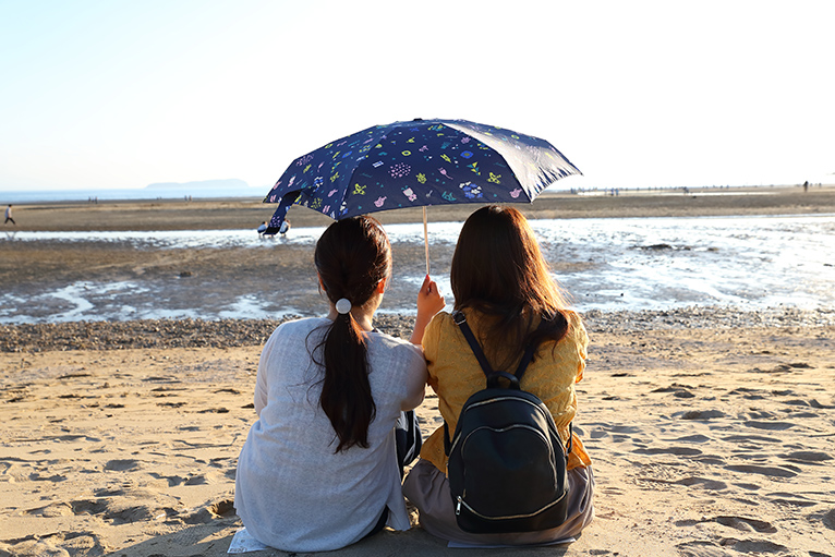 のんびり夕日を楽しむのも父母ケ浜海岸の楽しみ