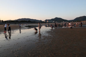 夕方には、海岸線には撮る人、撮られる人がいっぱい