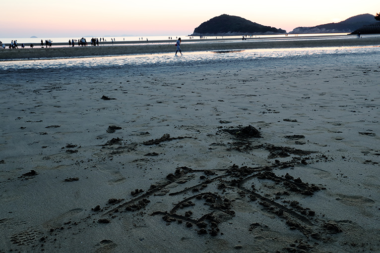 アート？で夕日を楽しむのも父母ケ浜海岸の楽しみ