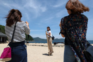 青い空と瀬戸内海の海に包まれて懐かしい竹馬に挑戦してみよう