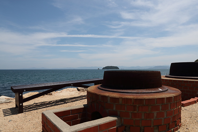 大きな御釜の横には展望台もあり、美しい瀬戸内海を眺望できる