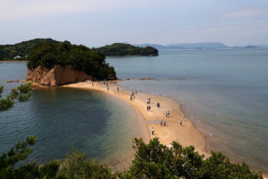 引き潮になると余島と海岸線がつながる小豆島のエンジェルロード