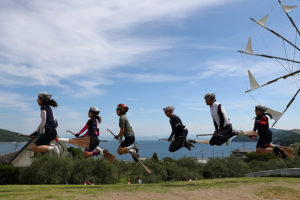 ギリシャ風車の前、「魔法のほうき」で思い切りジャンプ