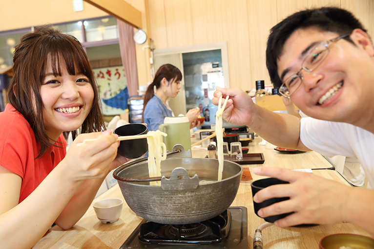 うどん打ちの後はカップルで食べよう