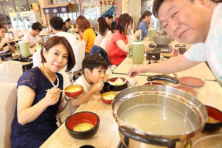 うどん打ちの後は親子で食べよう