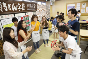 音楽に合わせ足踏み、これでコシのあるうどんが出来上がる