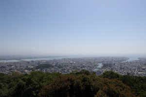 展望台から吉野川河口や街並み、大鳴門橋や淡路島、和歌山が眺望できる