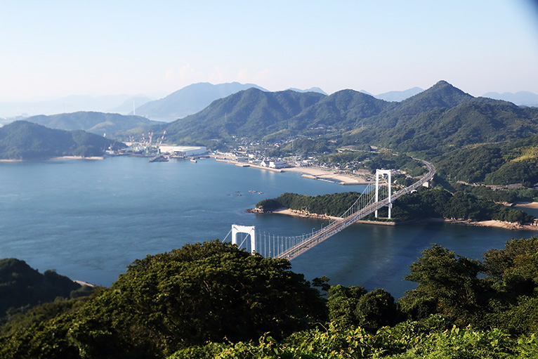 おすすめはカレイ山展望台。能島や鵜島、伯方・大島大橋が眺望できる