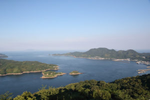 おすすめはカレイ山展望台。能島や鵜島、伯方・大島大橋が眺望できる