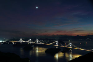 しまなみ海道の亀老山展望台から見る来島海峡大橋の夜景