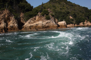 しまなみ海道の急流と渦を間近に見える急流観潮船