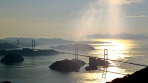 亀老山展望台から来島海峡大橋が眺望できる。