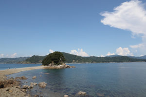 潮が引くと歩いて渡れる大島のエンジェルロード