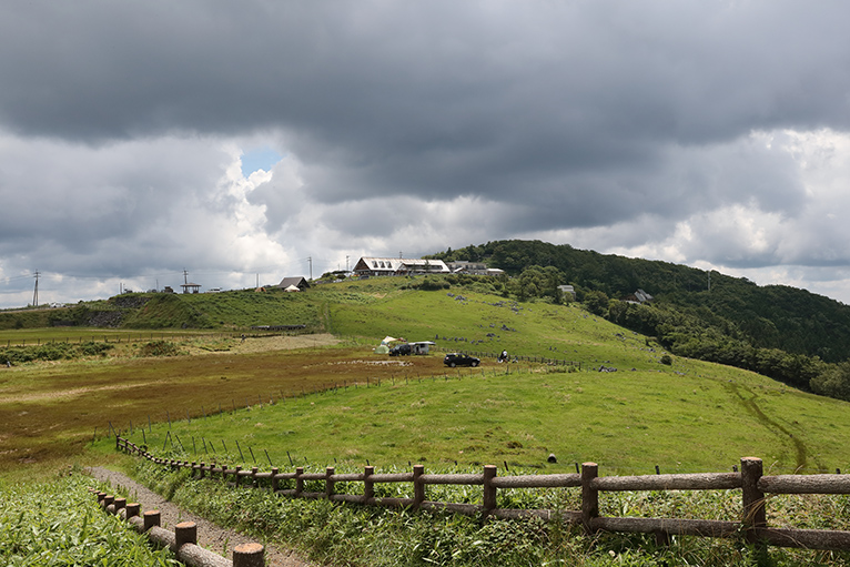 山の天気は気まぐれ、夏の雲が姫鶴平と姫鶴荘を覆う