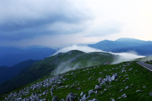 山の天気は気まぐれ、白い龍が姫鶴平と姫鶴荘を通り過ぎる