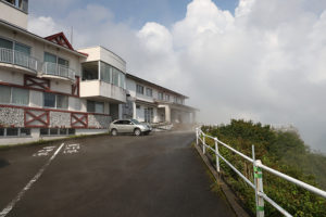 山の天気は気まぐれ、雷と大雨の後は霧と天気。てっぺんの天狗荘