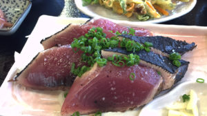カツオ丸ごと1 本を捌き藁焼のタタキづくり