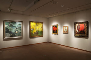 ４つの展示室に洋画や日本画が数多く展示されている