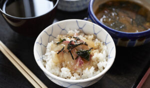 新鮮な鯛の身を三枚におろし、生卵、ごま、だし汁で調理したタレを混ぜ合わせた郷土料理