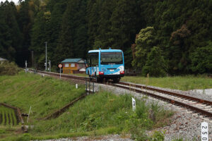 田園風景の中を走るDMV