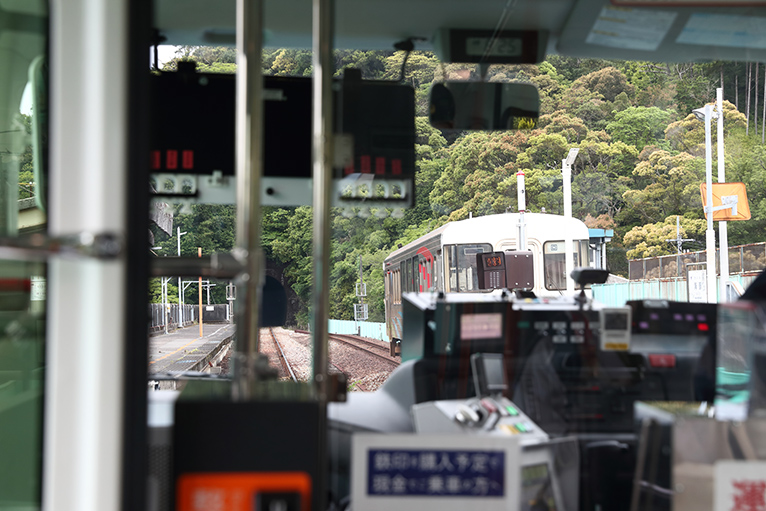 ゴトゴトと列車モードで走るDMV