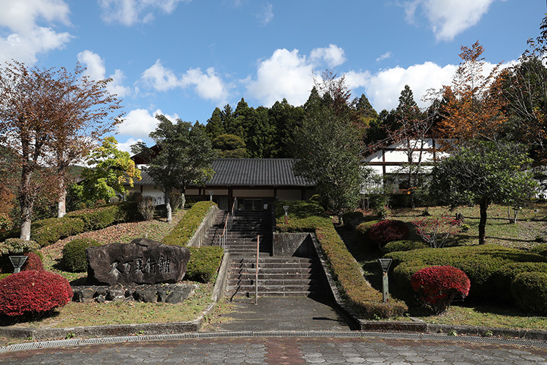 地元久万杉を使って建てられた木造建築の美術館