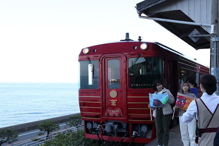 JR下灘駅周りの散策や列車をバックに記念写真を撮る