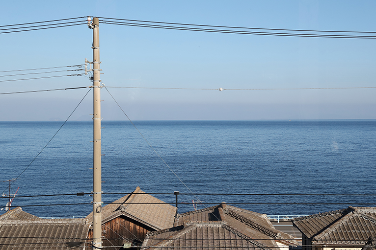 青い伊予灘の海と空を見ながら旅気分満喫