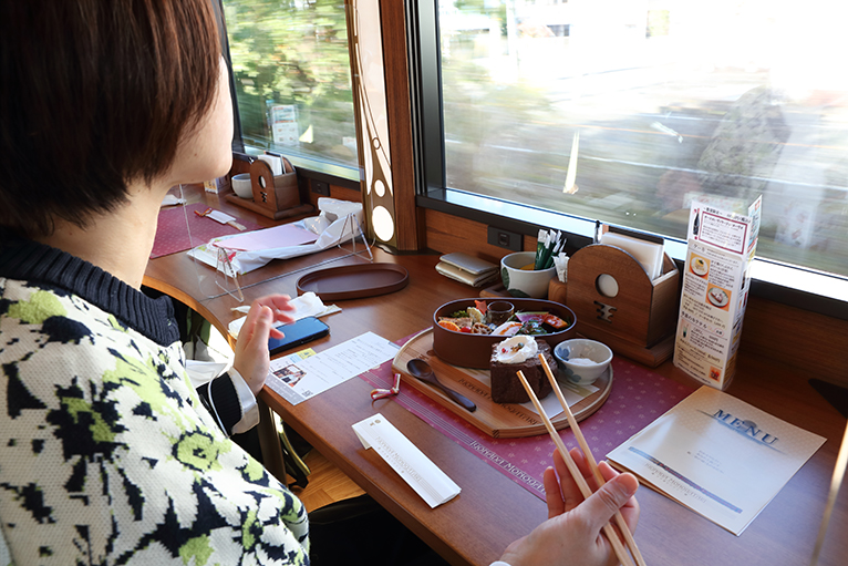 車窓の景色を楽しみながら美味しい食事をいただく